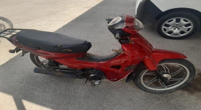 Polis çalıntı 2 motosikleti ele geçirdi, şüpheliyi yakaladı