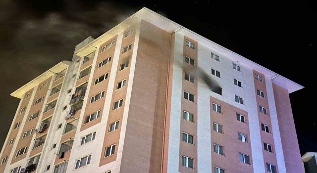 Prizde unutulan ütü evi yaktı