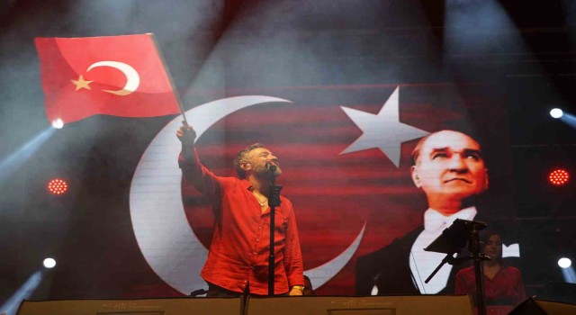 Resul Dindar, binlerce kişinin seslendirdiği o türküyü hayranlıkla dinledi