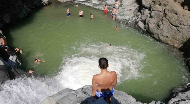 Rizenin Güneysu ilçesinde sıcaktan bunalanlar soluğu Katarahte Şelalesinde alıyor