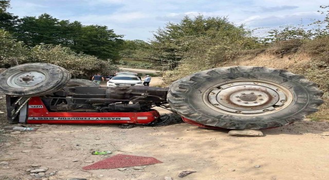 Sakaryada traktör devrildi: 1 ağır yaralı