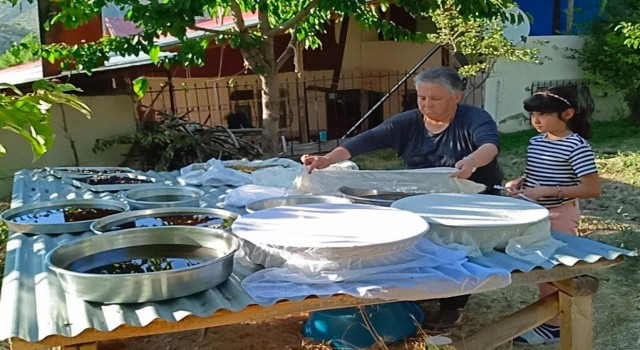 Sakin şehir Arapgirde dut pekmezi geleneği sürdürülüyor