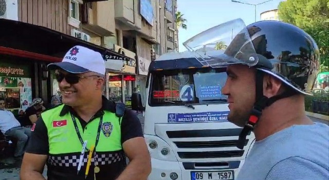 Şanslı sürücü 15 dakik önce aldığı 300 TLlik kaskla 437 liralık cezadan kurtuldu