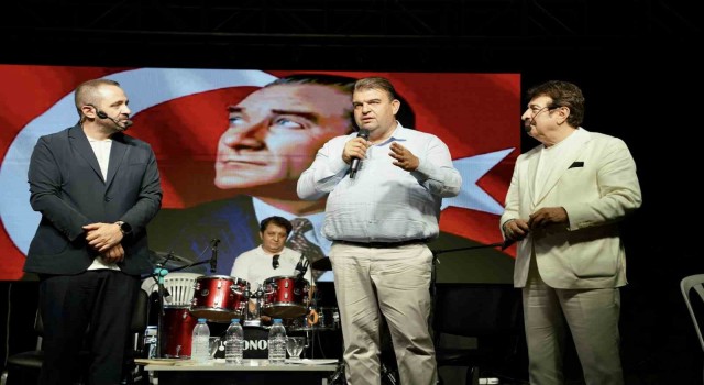 Seferihisarda Ahmet Selçuk İlkan coşkusu