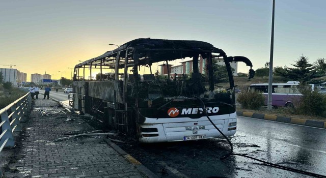 Seyir halindeki yolcu otobüsü alev alev yandı