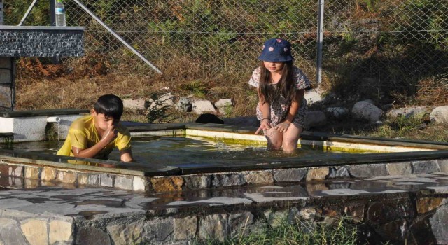 Sıcaktan bunalan çocuklar doğal mineralli olukta serinledi