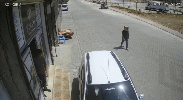 Sıcaktan bunalan genç, çözümü kafasına karton geçirmekte buldu