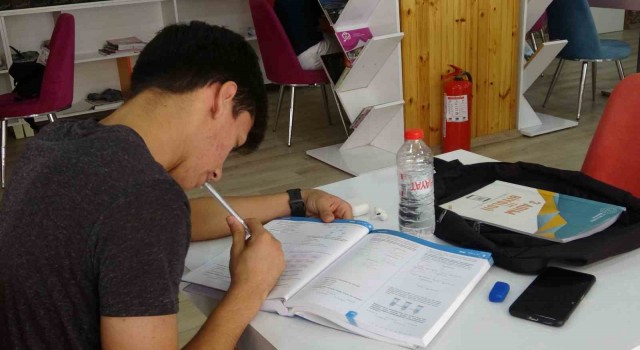 Siirtte öğrenciler Millet Kıraathanesinde sınava hazırlanıyor