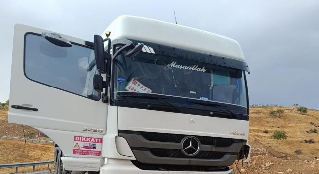 Siirtte virajı alamayan tır şarampolde mahsur kaldı