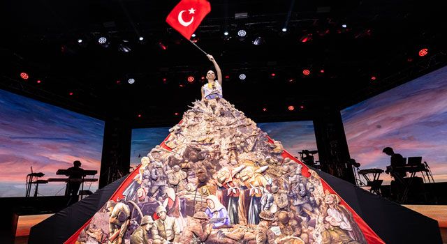 Simge’den 30 Ağustos’a özel dev elbise