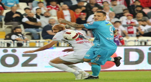 Sivassporda Rey Manaj ilk resmi maçına çıktı