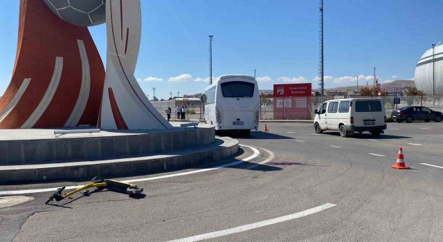 Sivasta scooterlu çocuk ile minibüs çarpıştı: 1 ölü