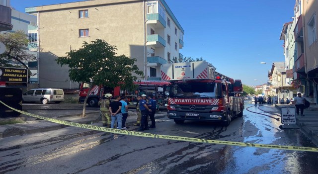 Sultanbeylide iki katlı binanın çatısı alev alev yandı