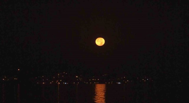 Süper Ay İstanbulda seyirlik manzara oluşturdu