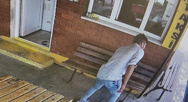 Taksiden indi, duraktan telefon çaldı