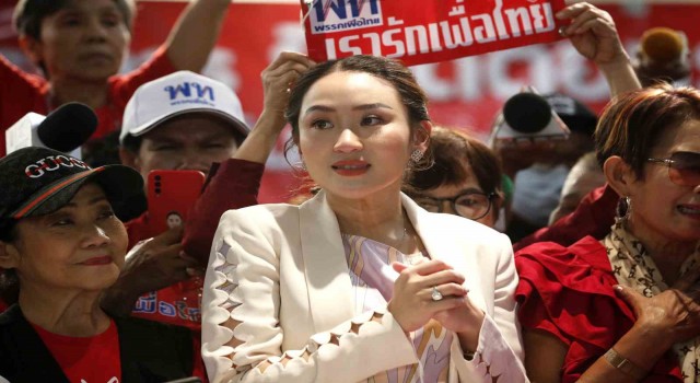 Tayland'da 15 yıl sonra ülkesine dönen eski başbakan Thaksin, karakola götürüldü