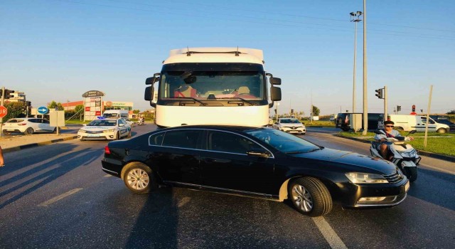 Tır ile otomobilin çarpıştığı kaza ucuz atlatıldı