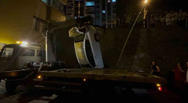 Trabzonda otomobil yol ile apartman arasındaki boşluğa düştü: 2 yaralı