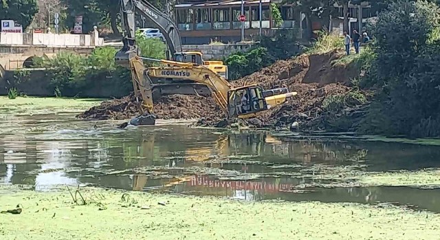 Tunca Nehrindeki kirliliği temizleyen iş makinaları balçıkta mahsur kaldı