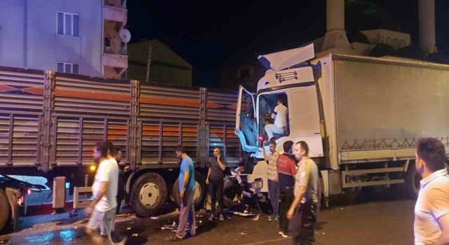 Uşakta kamyon tıra arkadan çarptı: 1 yaralı