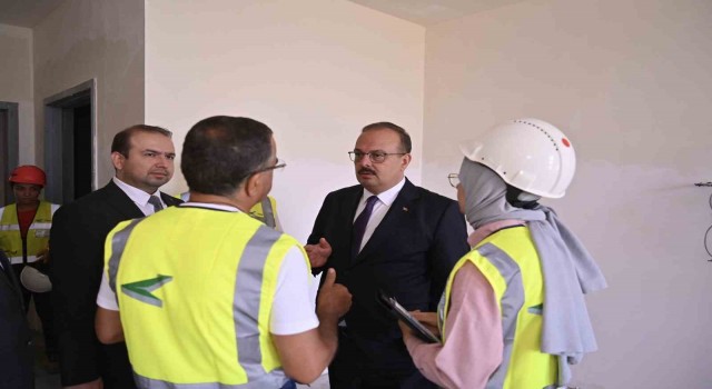 Vali Canbolat, ayağının tozuyla Aydın Şehir Hastanesinde incelemelerde bulundu