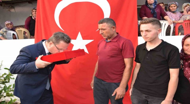 Vali Ünlüden ilk ziyaret Saruhan Bey Türbesi ve şehit ailesine