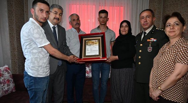 Vali Yılmaz, Şehit Cinkara’nın ailesini ziyaret etti