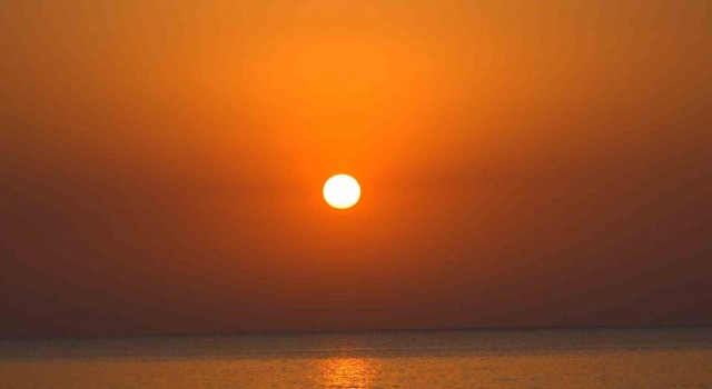 Van Gölünde hayranlık uyandıran gün doğumu