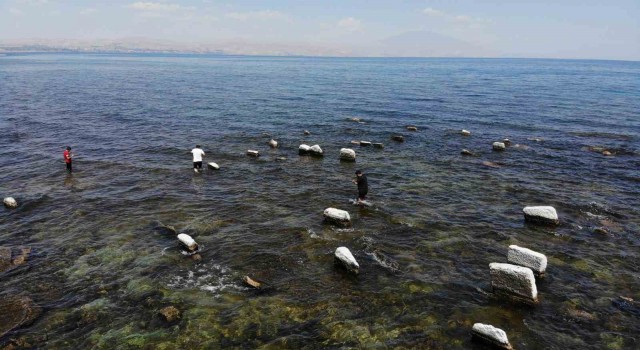 Van Gölünde sular çekildi, asırlık toplu mezar alanı ortaya çıktı