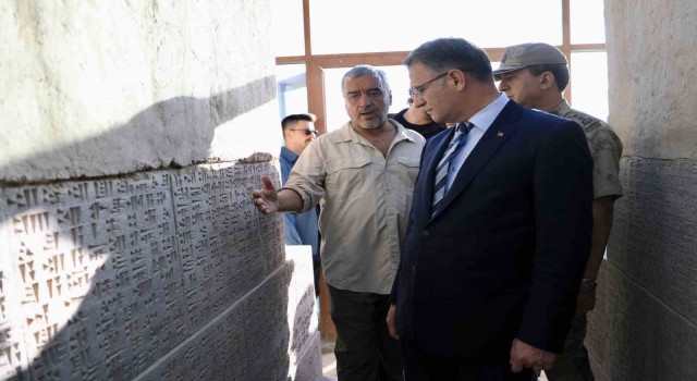 Van Valisi Balcı, Ayanıs Kalesindeki kazıları takip etti