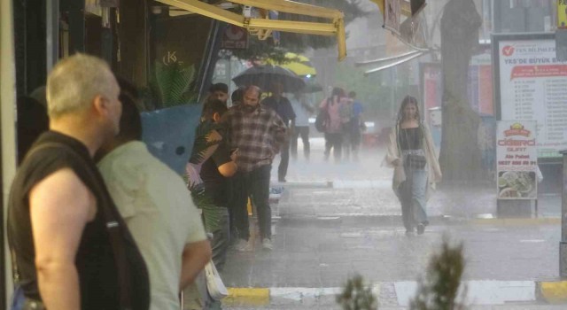 Vanda sağanak vatandaşı hazırlıksız yakaladı