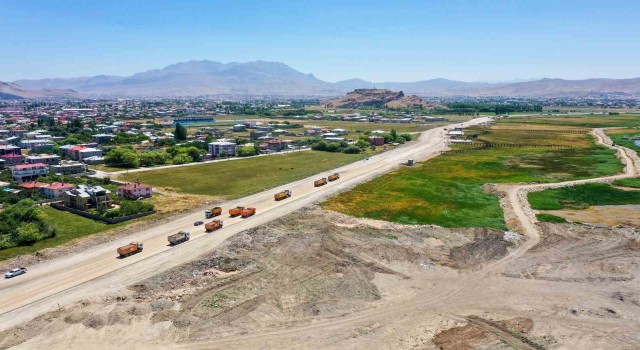 Vandaki sahil yolunda çalışmalar tüm hızıyla sürüyor