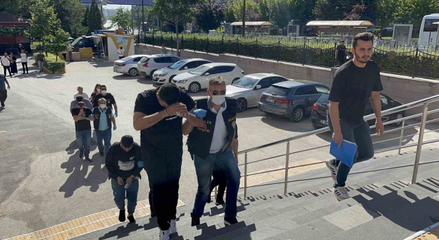 Vatandaşları sahte dekontla 700 bin lira dolandıran 4 şüpheli tutuklandı