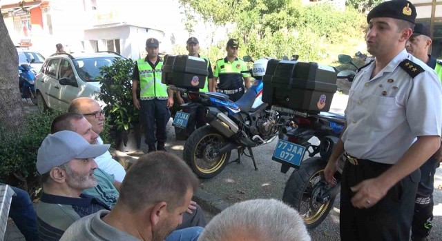 Yalovada jandarma kask kullanımının önemini anlatıyor