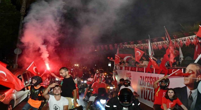 Yenişehirliler zaferin coşkusunu sokaklara taşıdı