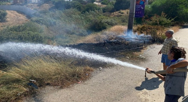 Yol kenarında çıkan yangın büyümeden söndürüldü