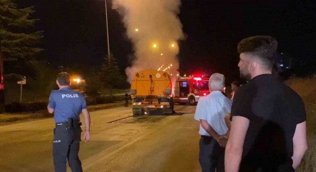 Yol süpürme aracı alevlere teslim oldu