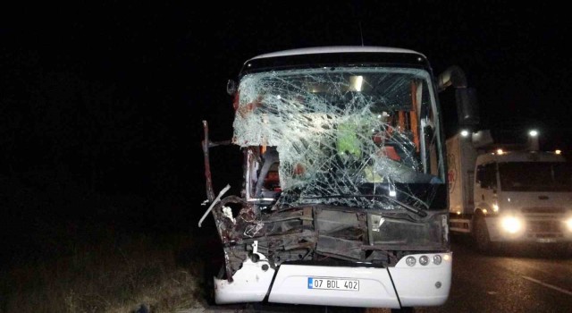 Yolcu otobüsü tıra arkadan çarptı: 1i ağır 15 yaralı