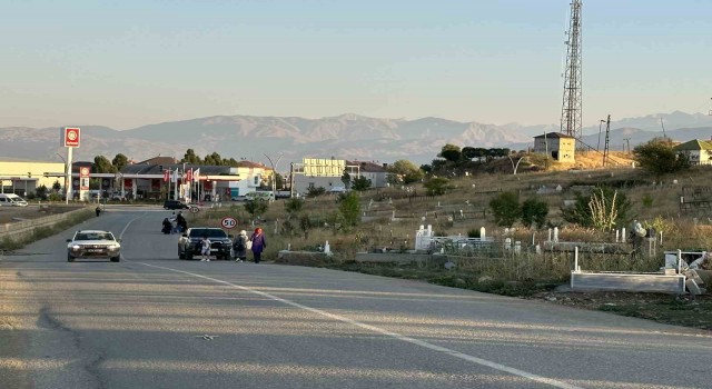 Yüksekovada mezarlıkta yer kalmadı, mezarlar yola taştı