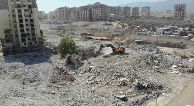 Yüzlerce kişiye mezar olan Rönesans Rezidansın son bloğu da yıkıldı