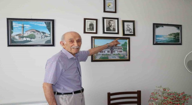 89 yaşındaki resim aşığı 23 yıl boyunca yaptığı resimleri evinde sergiliyor