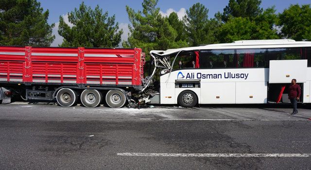 Adana'da feci kaza: Otobüs tıra çarptı, 2 ölü, 12 yaralı
