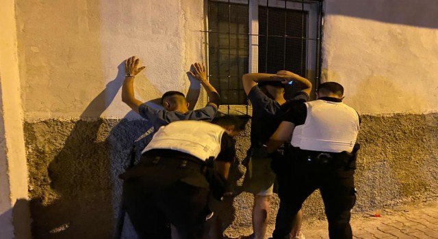 Adanada narkotik polisi uyuşturucu satıcılarına göz açtırmıyor