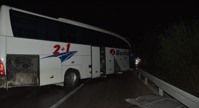 Afyonkarahisarda yağmurda kayan yolcu otobüsüne arkadan gelen tır çarptı: 4 yaralı