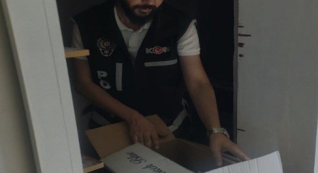 Ağır hasarlı evi kendilerine kamufle ettiler