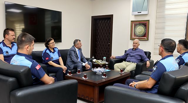 Akdeniz Belediye Başkanı Gültak, zabıtalarla bir araya geldi