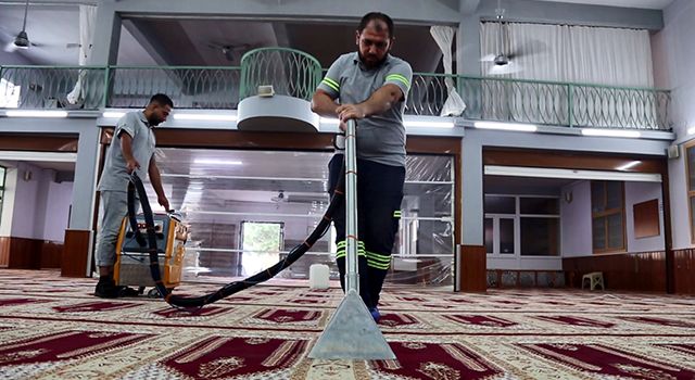 Akdeniz Belediyesi ibadethaneleri temizliyor