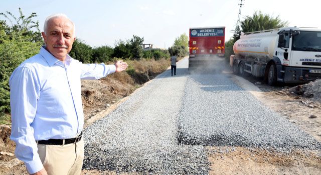 Akdeniz'de bahçe yollarına soğuk asfalt serimi sürüyor