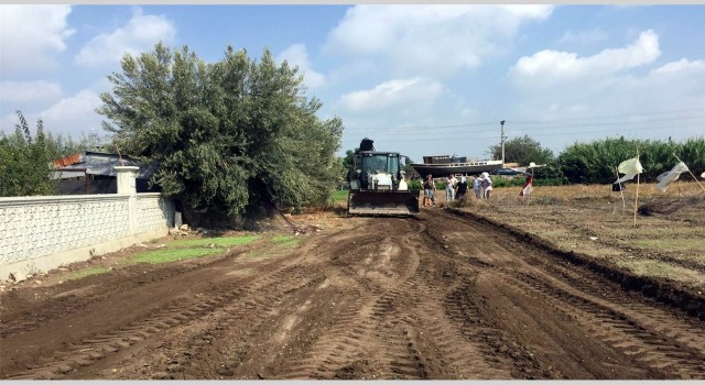 Akdenizde yol açma, sathi kaplama, kaldırım yenileme çalışmaları sürüyor