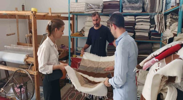 Alman moda tasarımcısı Siirtin tiftik battaniyesini inceledi